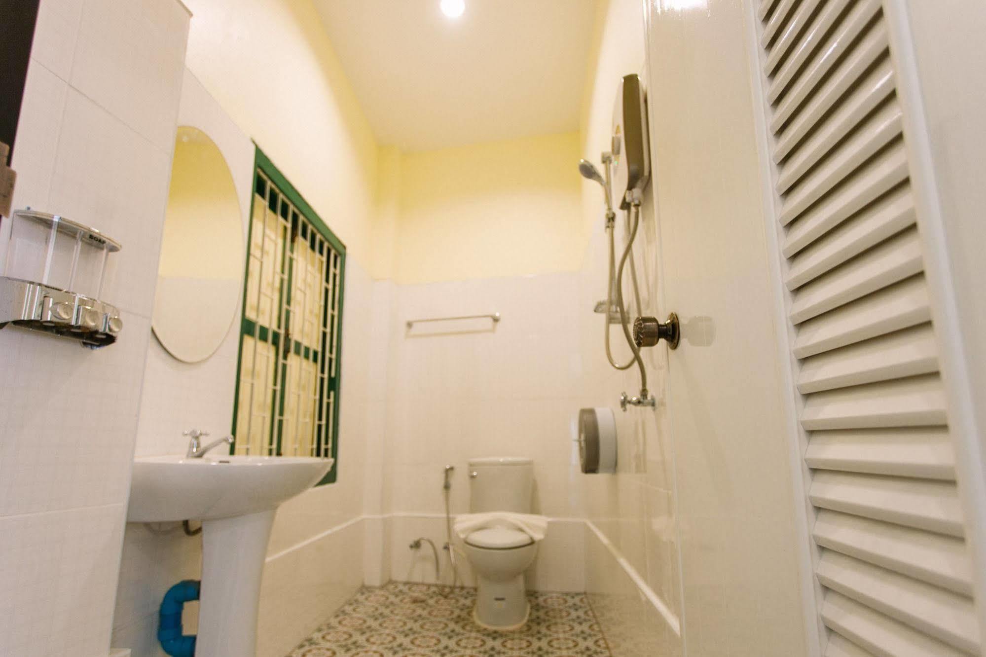Srisomboon Hostel Trang Exterior photo