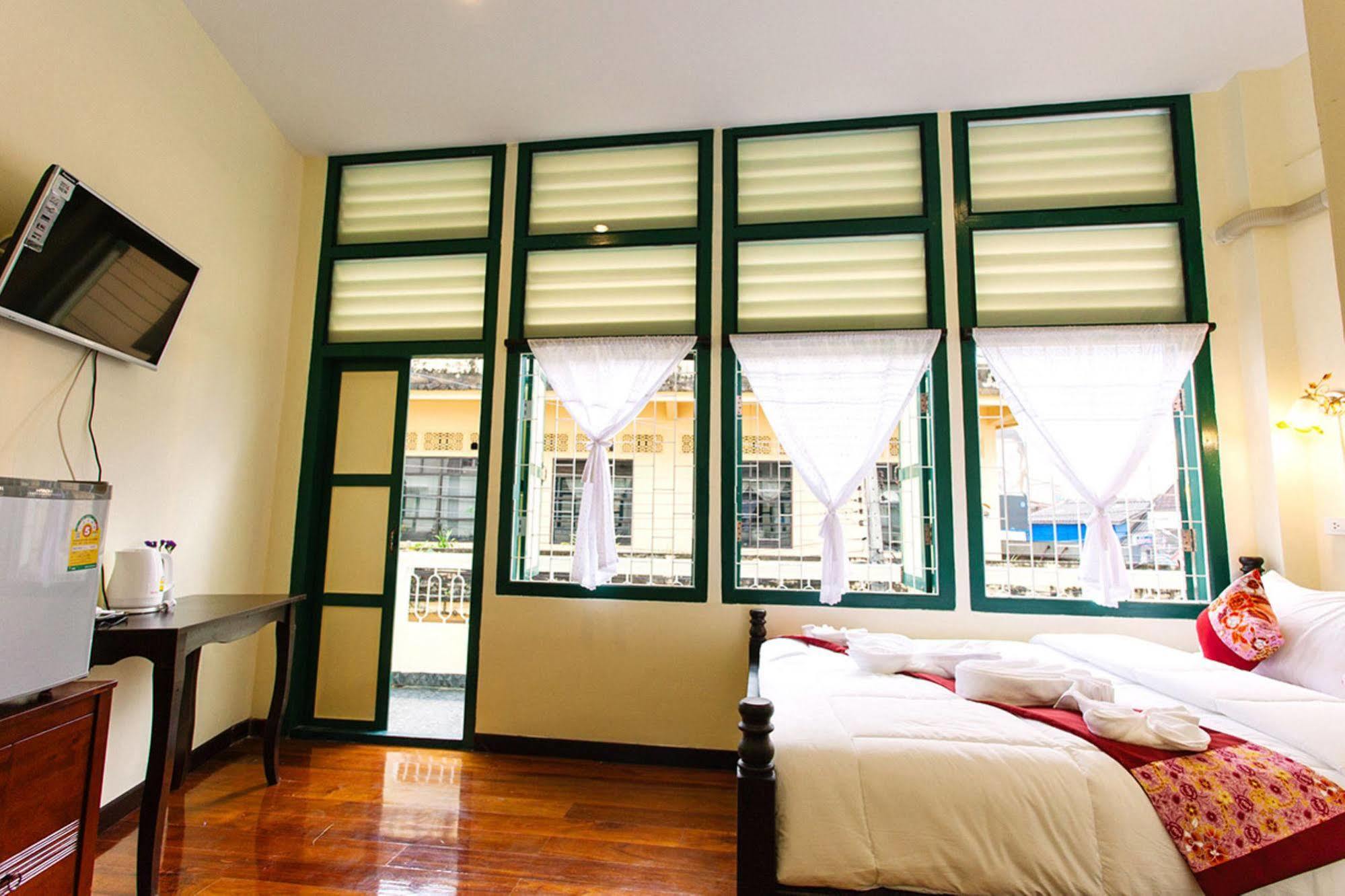 Srisomboon Hostel Trang Exterior photo