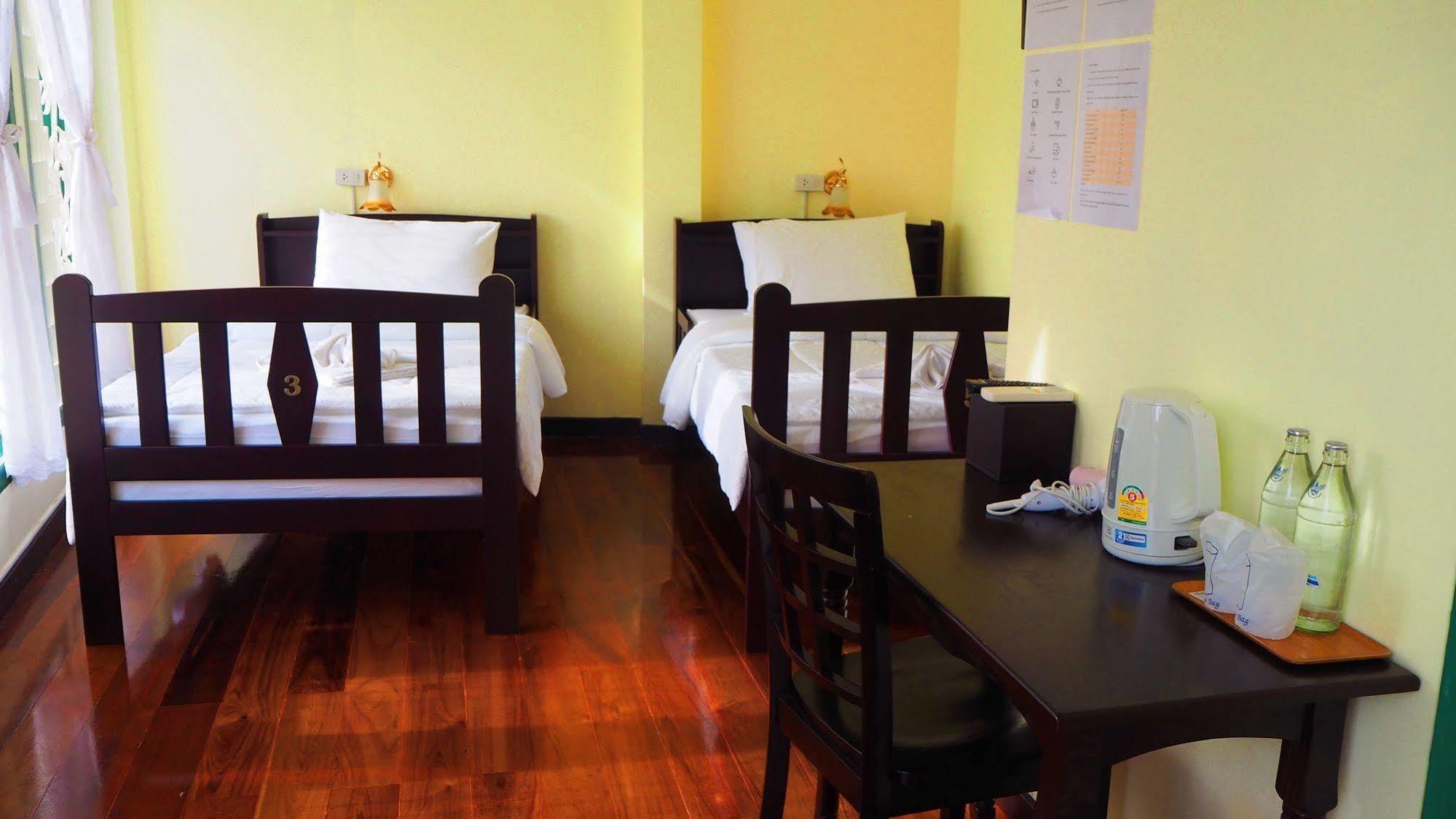 Srisomboon Hostel Trang Exterior photo